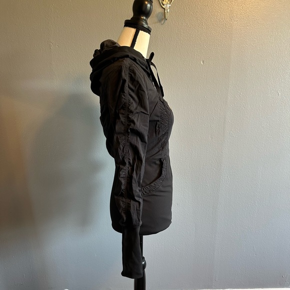 LULULEMON HOODED BLACK JACKET. SIZE 6. - Picture 5 of 9